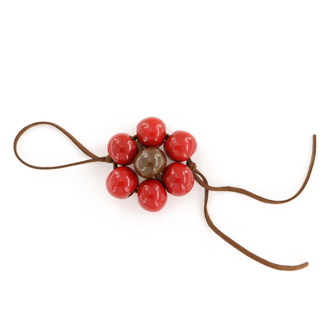 Taskecharm, blomst, keramik, brun ruskind, flere varianter