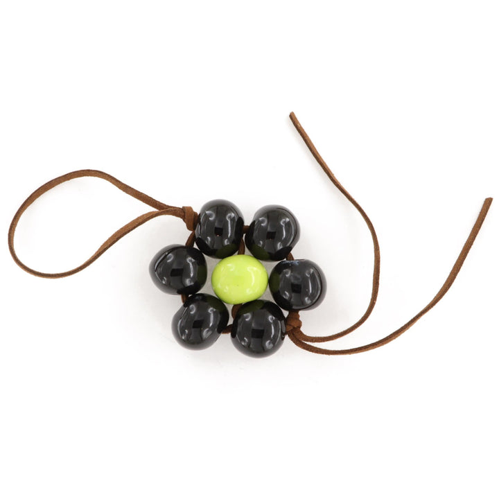 Taskecharm, blomst, keramik, brun ruskind, flere varianter