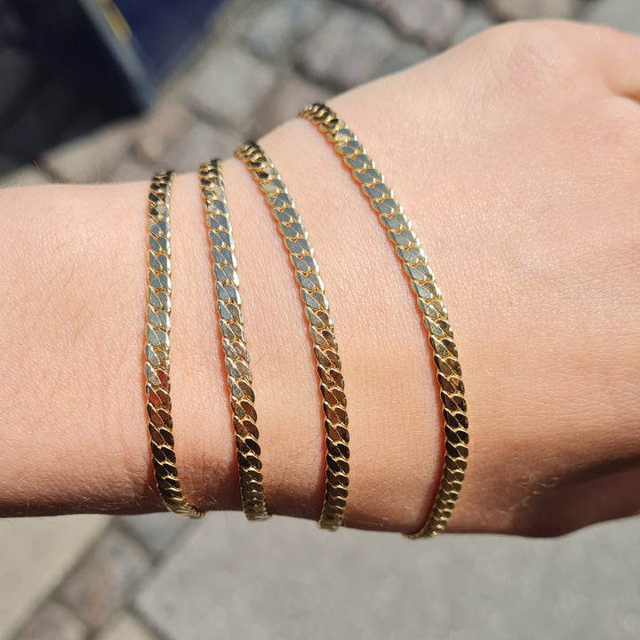 Find Armbånd, sildebens kæde, forgyldt sterlingsølv, 17-20 cm/3,5 mm hos Beadhouse of Copenhagen i dag, med en altid hurtig levering!
