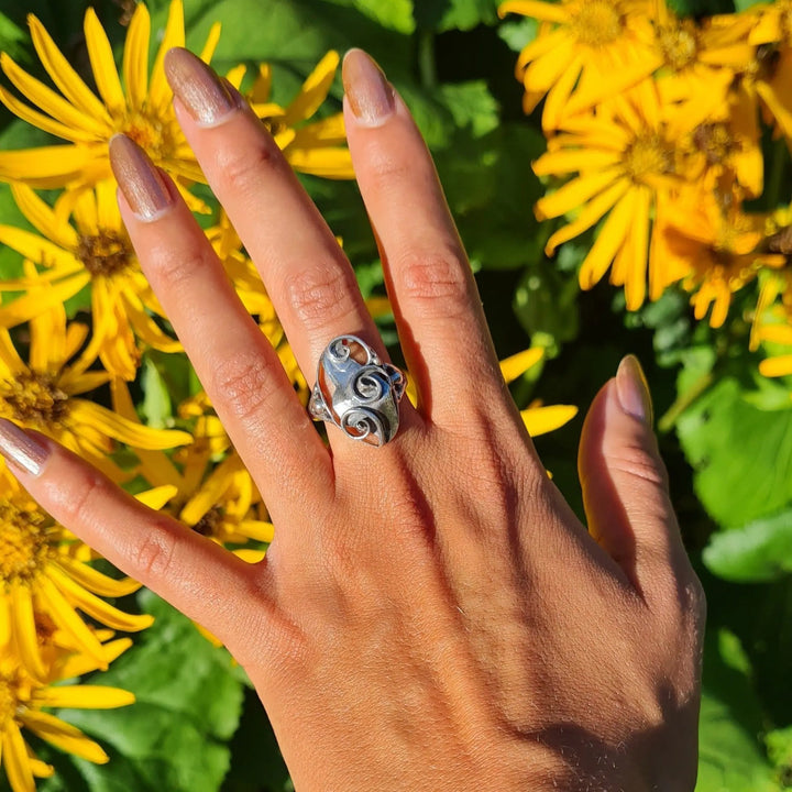 Fingerring, skønvirke stort blad og snirkler, sterlingsølv og forgyldt sterlingsølv Beadhouse of Copenhagen