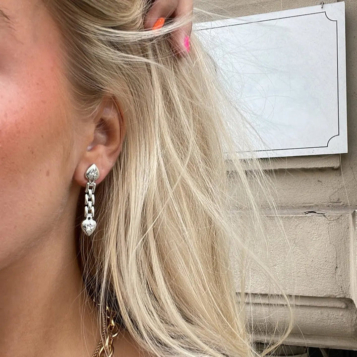 Øreringe, ørestikkere kæde med hjerter, forsølvet messing Beadhouse of Copenhagen