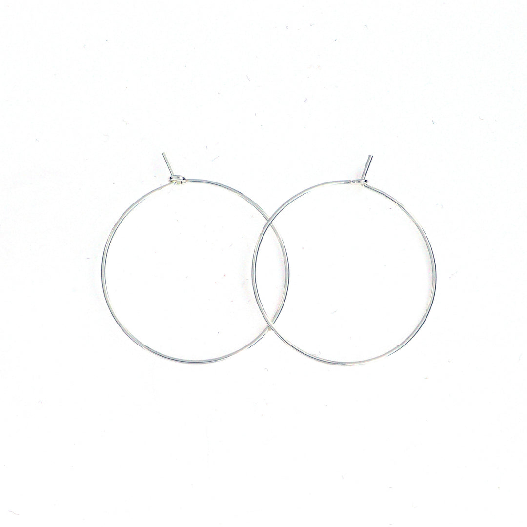 Find Monterings creoler i sterlingsølv, 30 mm 0,8 mm hos Beadhouse of Copenhagen i dag, med en altid hurtig levering!
