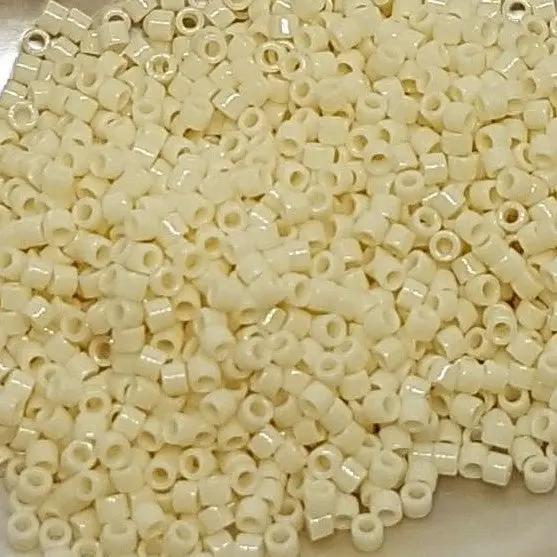 Brune glasperler, miyuki delica beads, opaque dark cream Krea