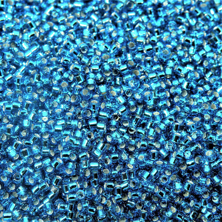 Blå glasperler, miyuki delica beads, silverlined capri blue Krea