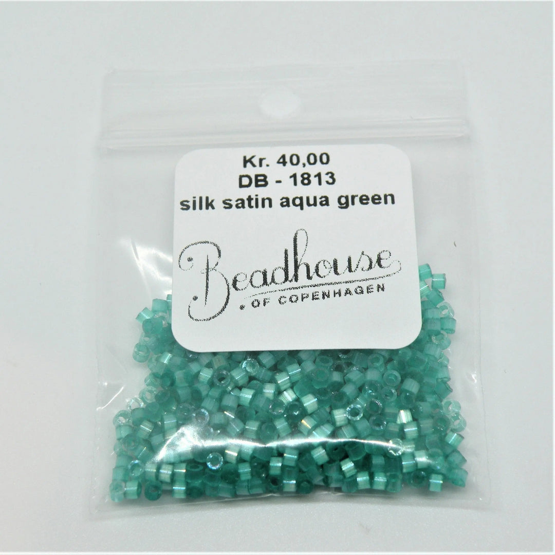 Blå glasperler, miyuki delica beads, silk satin dyed aquamarine Krea