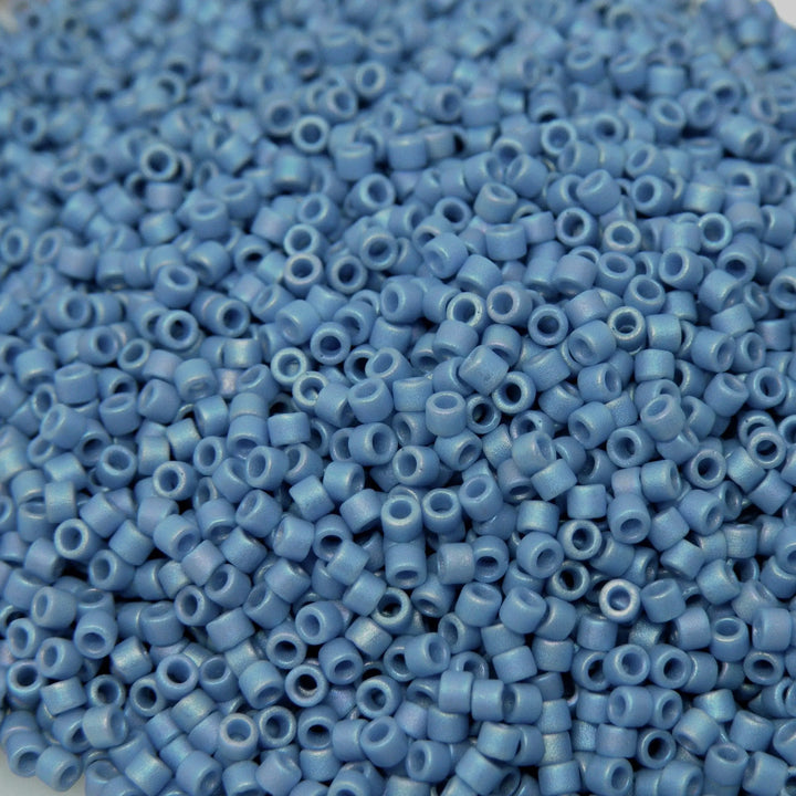 Blå glasperler, miyuki delica beads, opaque rainbow blue Krea