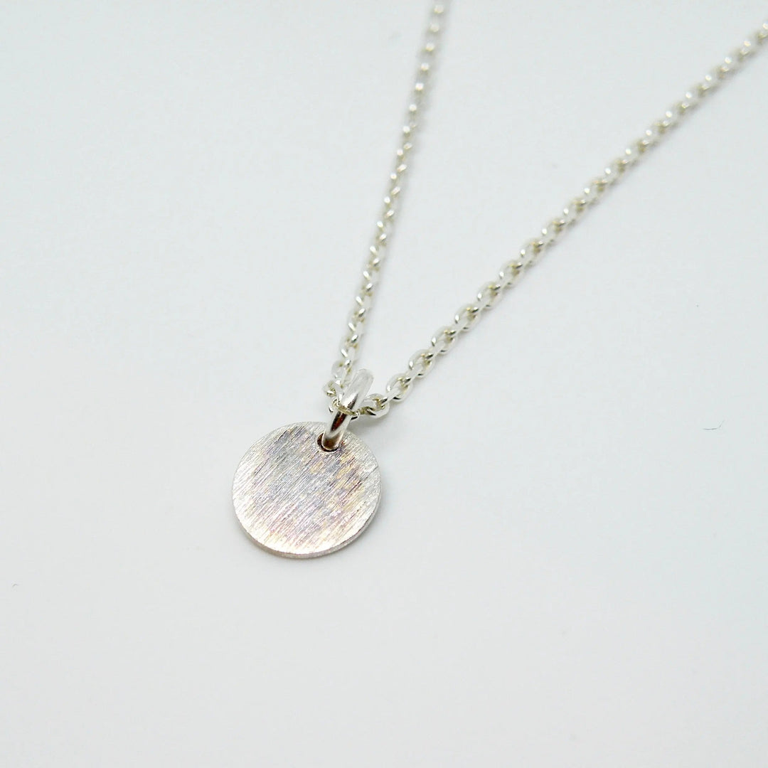 Vedhæng, børstet rundt tag, sterlingsølv og oxideret Beadhouse of Copenhagen