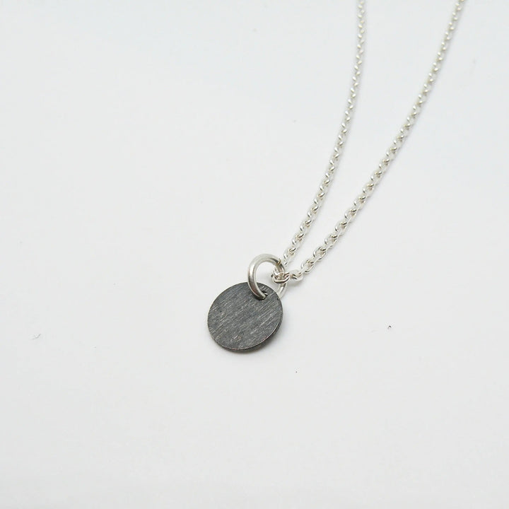 Vedhæng, børstet rundt tag, sterlingsølv og oxideret Beadhouse of Copenhagen