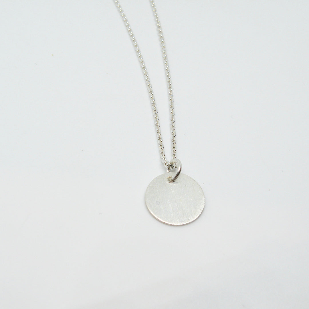Find Vedhæng, lille rundt dog tag, sterlingsølv hos Beadhouse of Copenhagen i dag, med en altid hurtig levering!