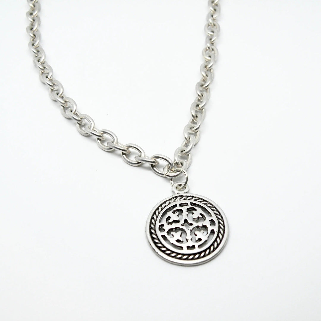 Halskæde, rund anker kæde med rundt vedhæng, forsølvet messing, 47 cm/24 mm Beadhouse of Copenhagen