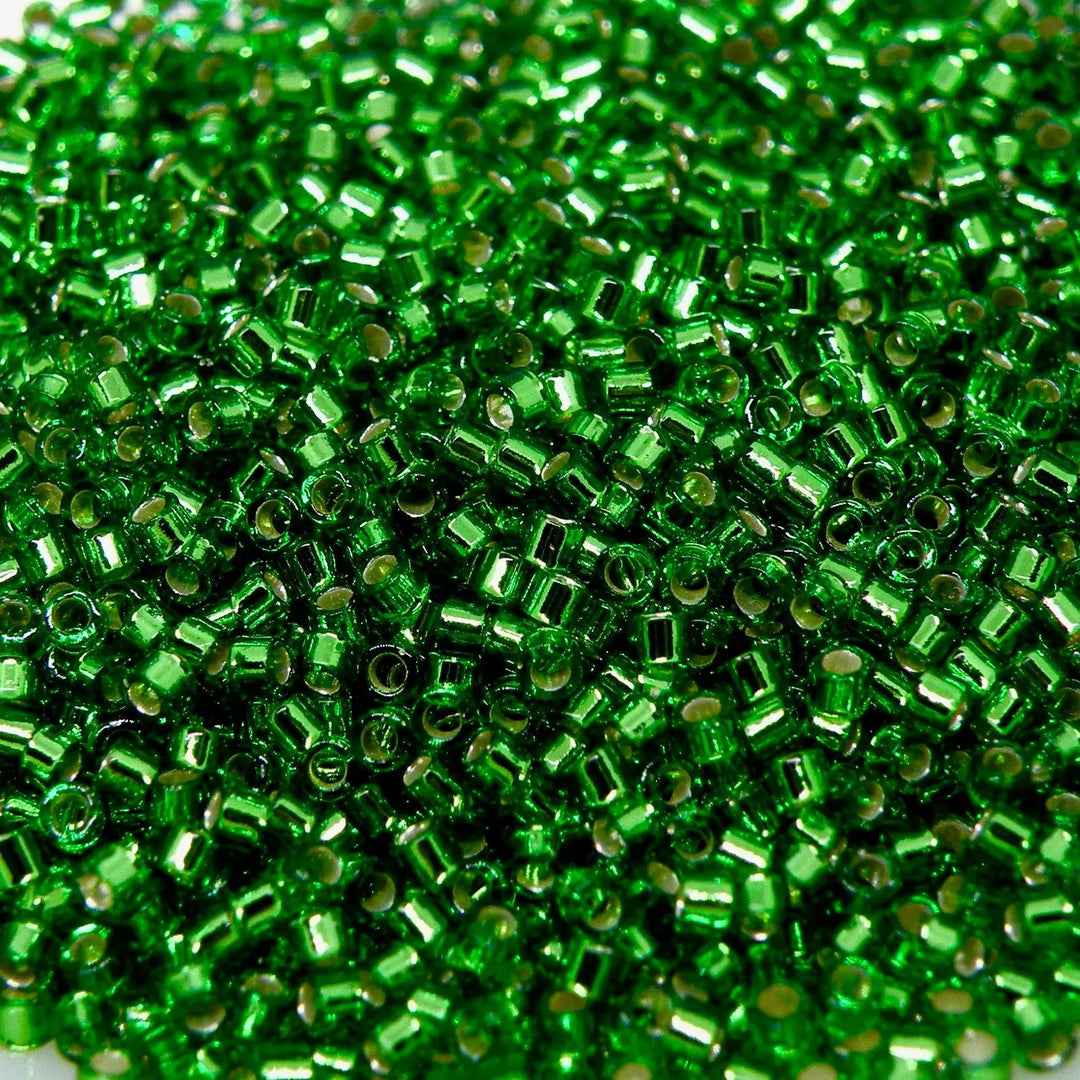 Grønne glasperler, miyuki delica beads, silverlined green Krea