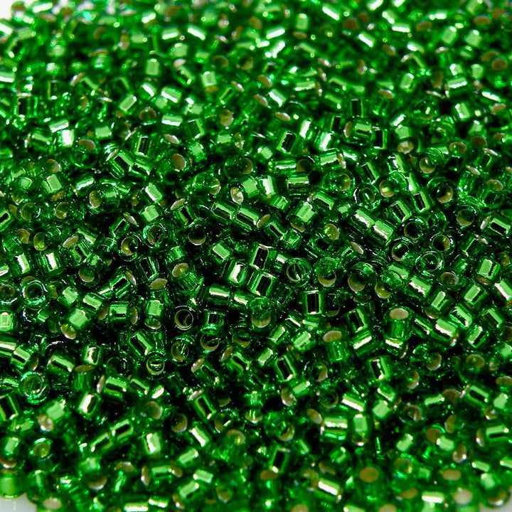 Grønne glasperler, miyuki delica beads, silverlined green Krea