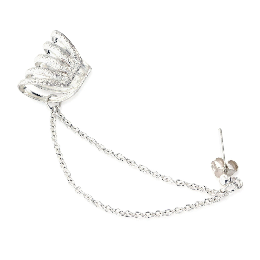 Earcuff, bred frostet med kæde, forsølvet messing Beadhouse of Copenhagen