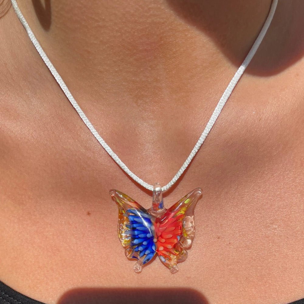 Halskæde, blå/koral sommerfugl på hvid satinsnor, håndlavet glas Express