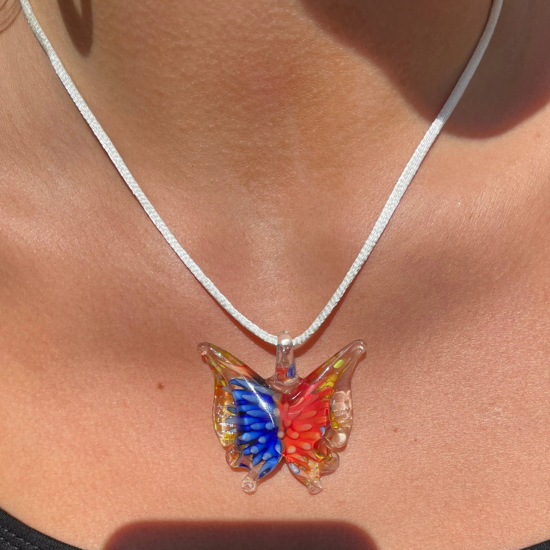 Halskæde, blå/koral sommerfugl på hvid satinsnor, håndlavet glas Express