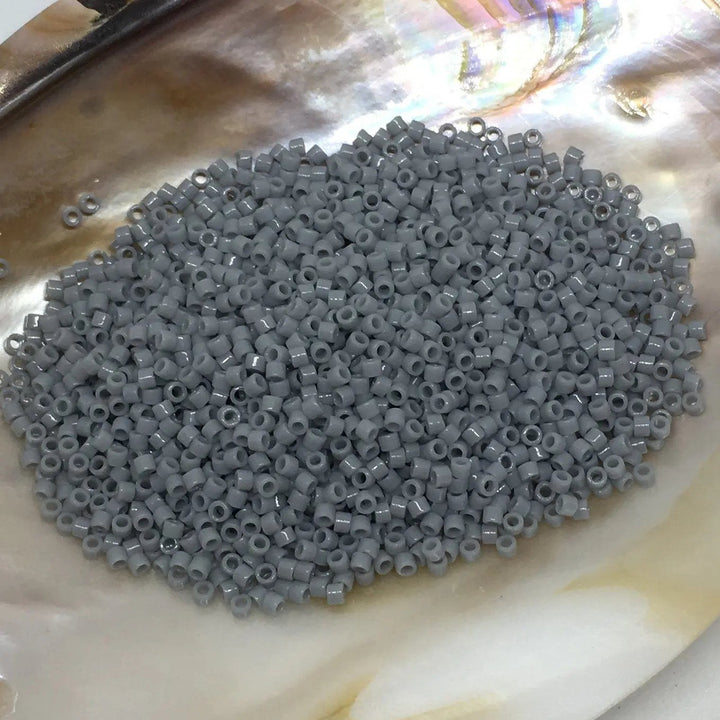 Grå glasperler, miyuki delica beads, opaque ghost grey Krea