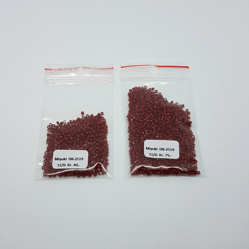 Røde glasperler, miyuki delica beads, duracoat opaque dyed jujube Krea