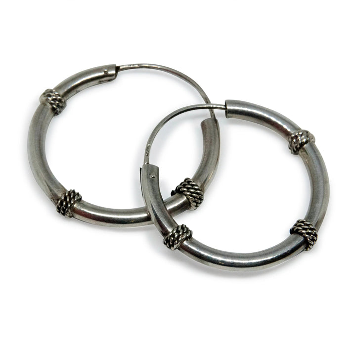 Øreringe, hoops med tre, snoede viklinger, sterlingsølv, 27-31mm Beadhouse of Copenhagen