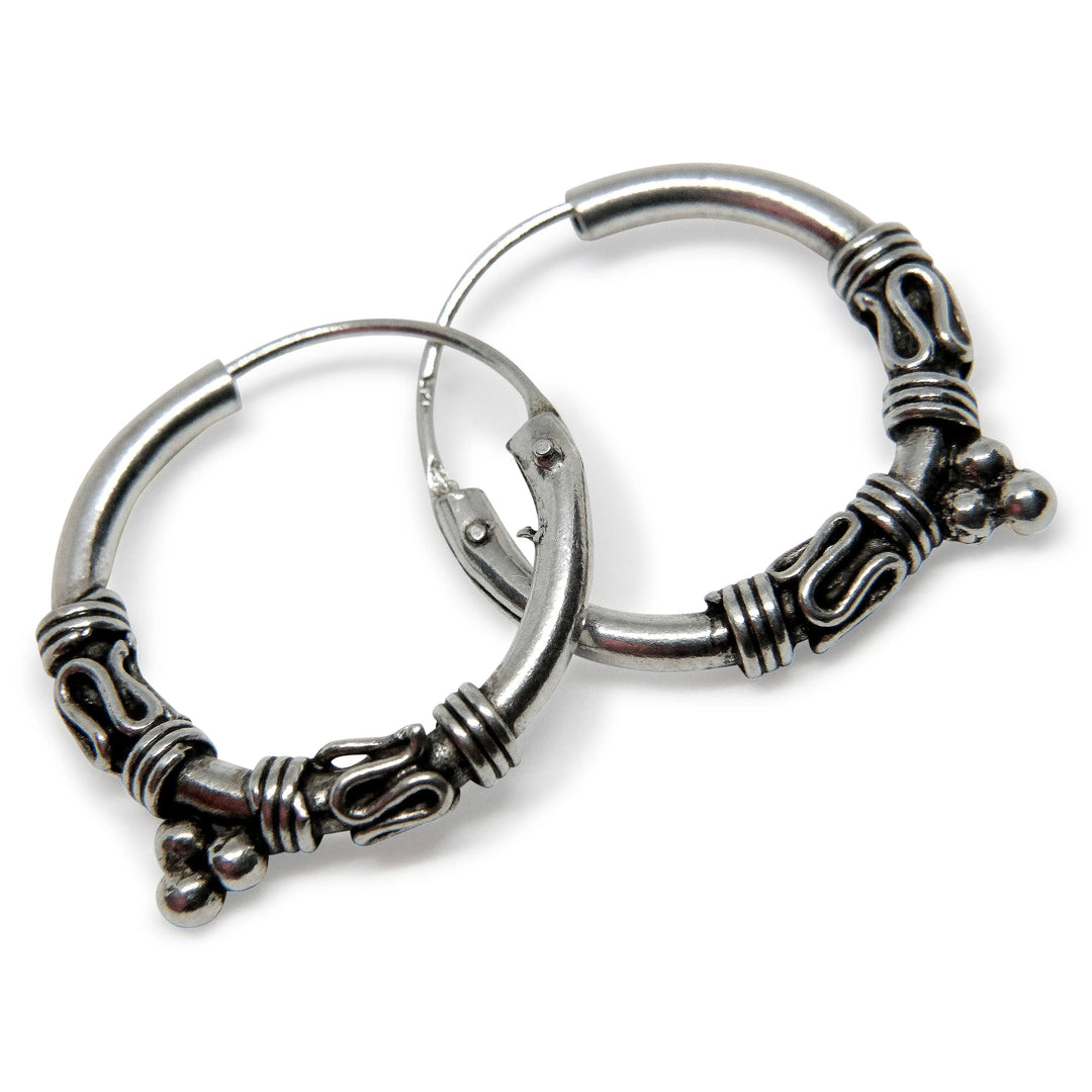 Øreringe, hoops med kugleklase, bølger og viklinger, sterlingsølv, 19 mm Beadhouse of Copenhagen