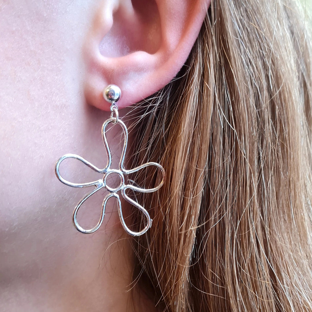 Øreringe, ørestikkere blomst kontur, forsølvet messing Beadhouse of Copenhagen