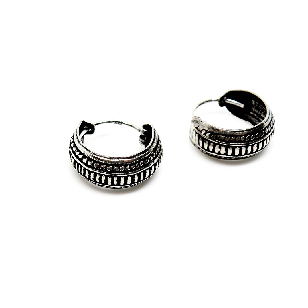 Find Øreringe, brede hoops med riflet ornamentering, sterlingsølv, 15 x 6 mm hos Beadhouse of Copenhagen i dag, med en altid hurtig levering!