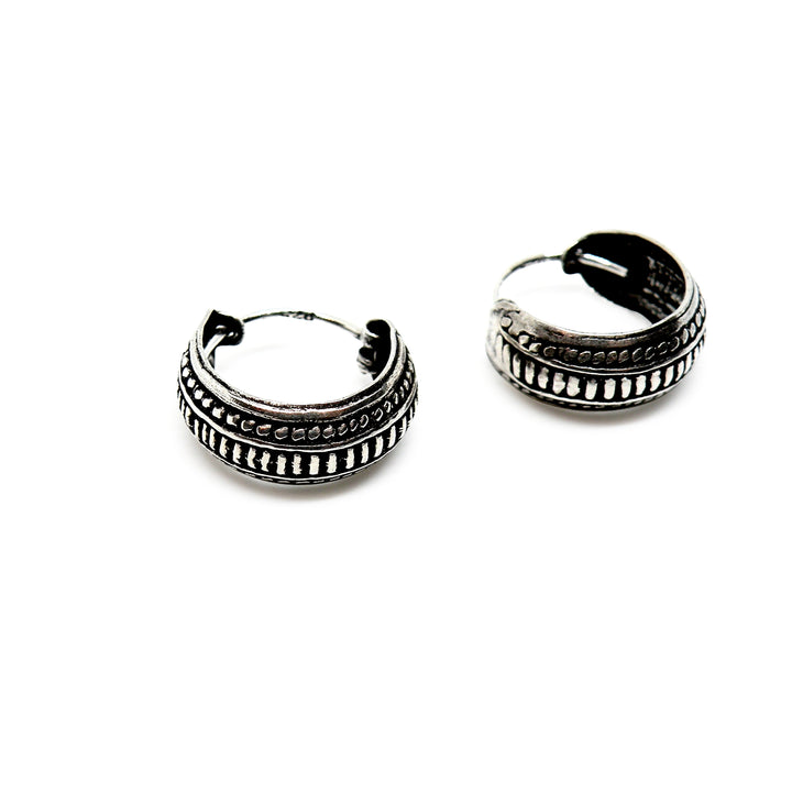 Find Øreringe, brede hoops med riflet ornamentering, sterlingsølv, 15 x 6 mm hos Beadhouse of Copenhagen i dag, med en altid hurtig levering!