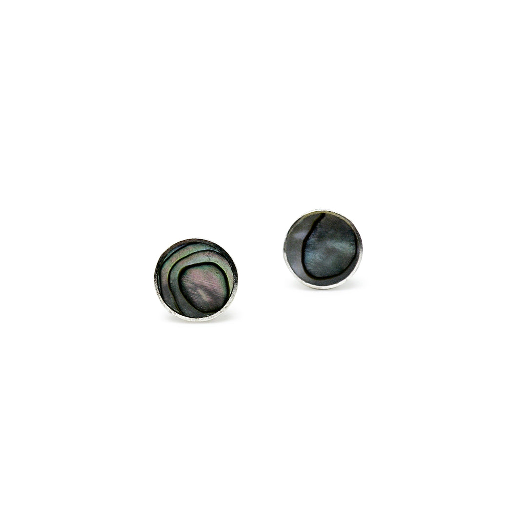Find Øreringe, ørestikkere runde med abeloneskal, sterlingsølv, 5 mm hos Beadhouse of Copenhagen i dag, med en altid hurtig levering!