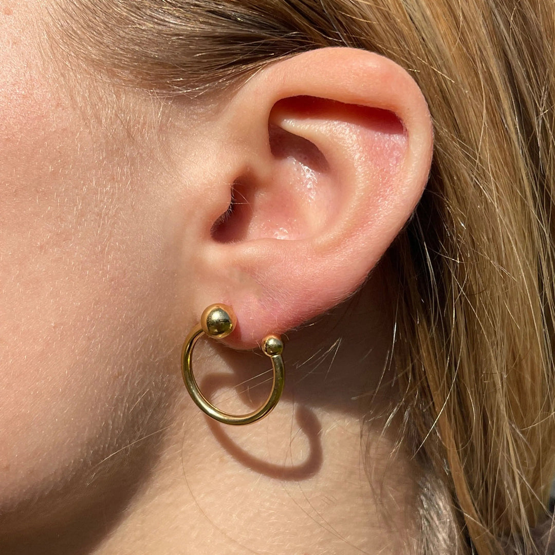 Øreringe, ørestikkere åbne hoops med kugle, forgyldt sterlingsølv, 15mm Aura