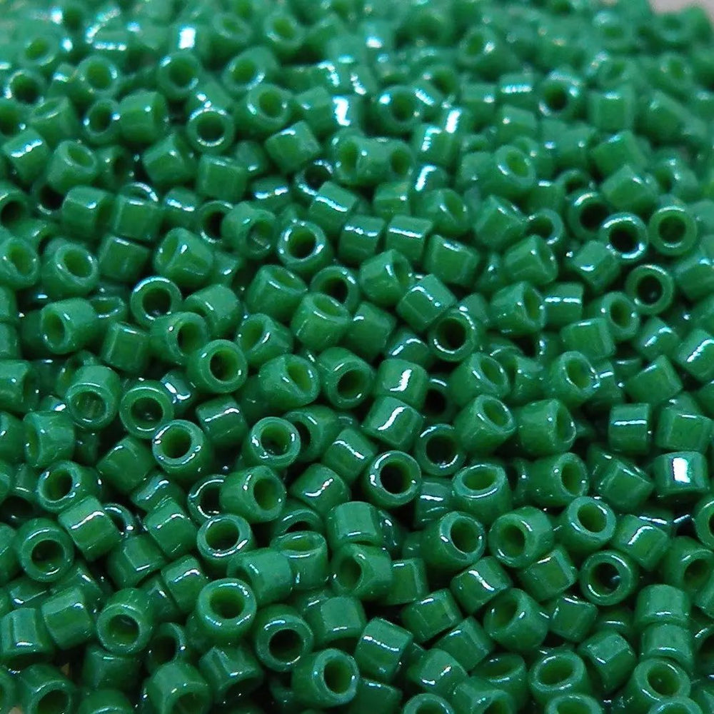 Grønne glasperler, miyuki delica beads, opaque dyed green Krea