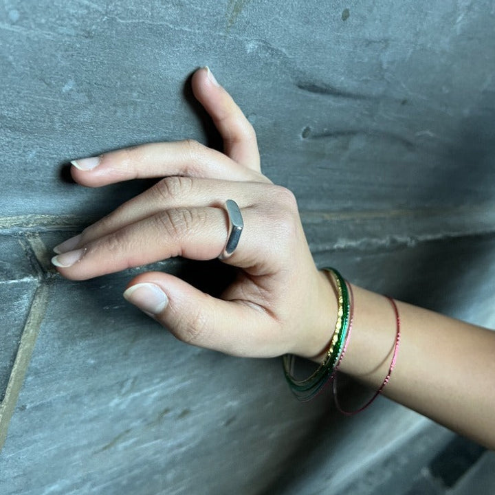 Find Fingerring, smal signet ring, sterlingsølv hos Beadhouse of Copenhagen i dag, med en altid hurtig levering!