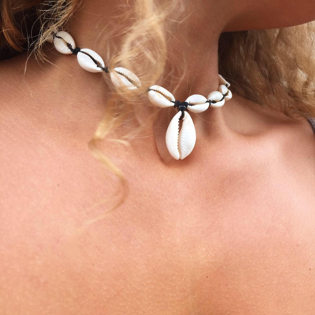 Find Halskæde, kauri musling choker med centerpiece vedhæng, justerbar hos Beadhouse of Copenhagen i dag, med en altid hurtig levering!